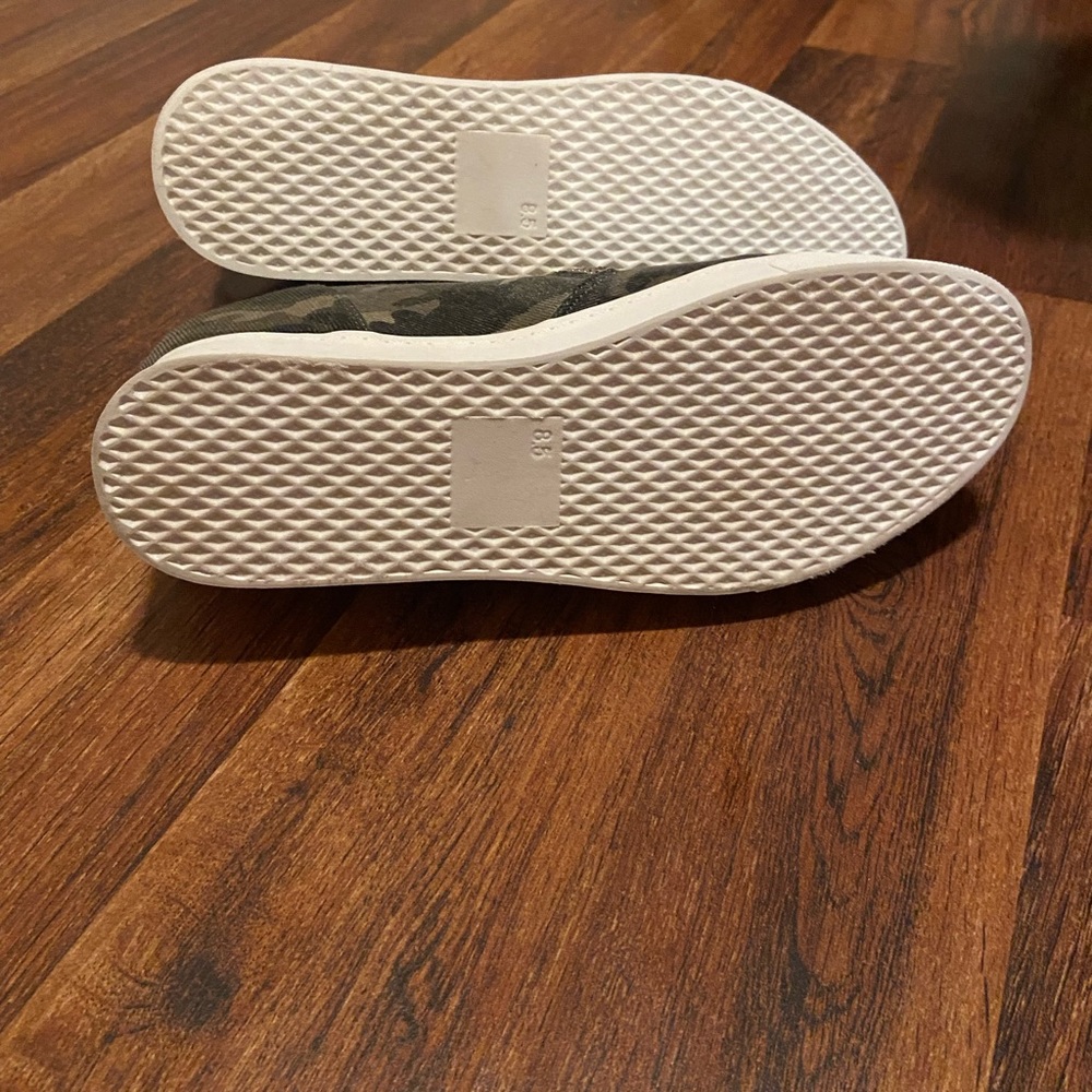 Shoes - Picture 3 of 5